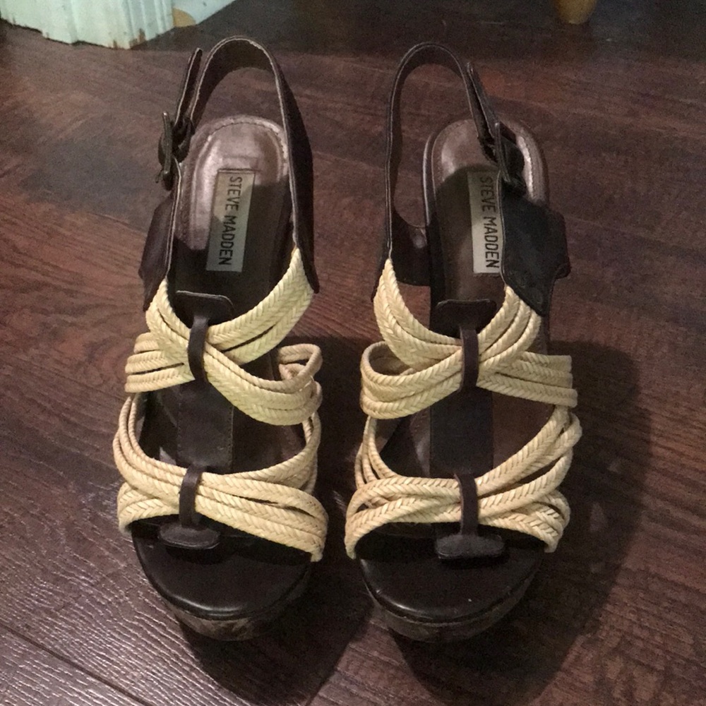Brown Steve Madden wedge in 7.5. Good condition